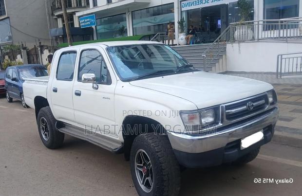 Toyota Hilux 2000 White