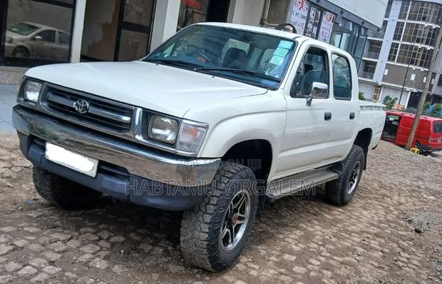 Toyota Hilux 2000 White