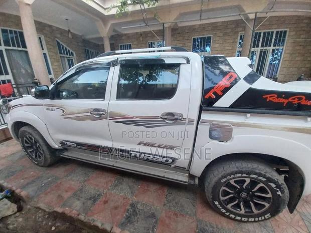 Toyota Hilux 2013 White