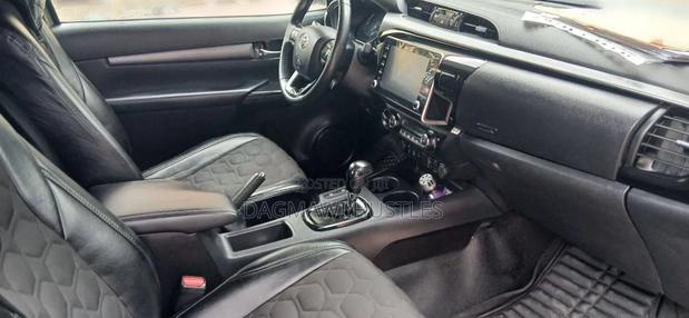 Toyota Hilux 2022 Gray