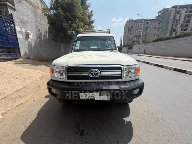 Toyota Land Cruiser 2016 White