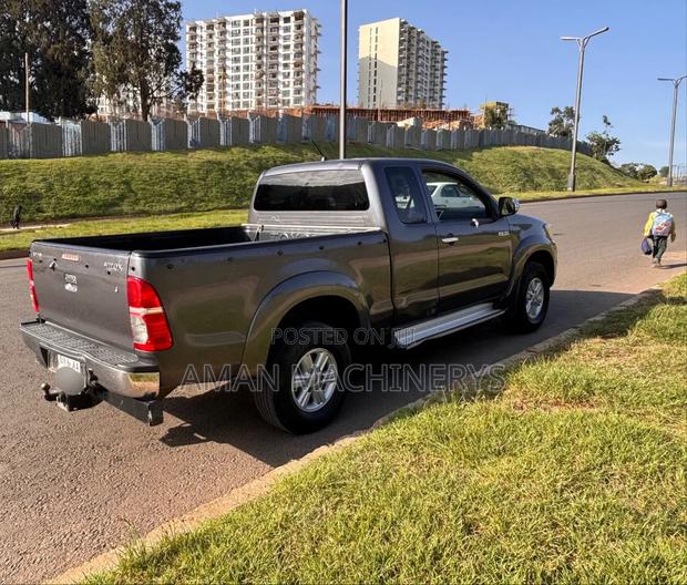 Toyota Hilux 2012 Gray