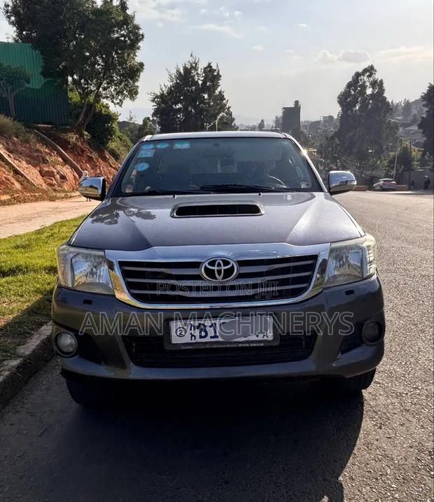 Toyota Hilux 2012 Gray