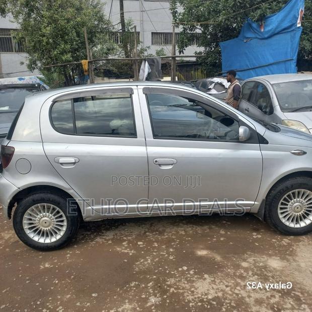 Toyota Vitz 2001 Silver
