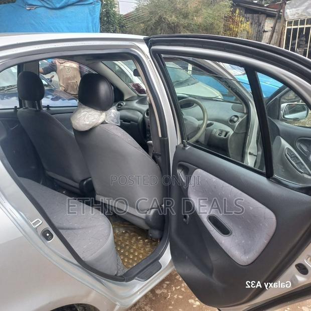 Toyota Vitz 2001 Silver