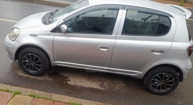 Toyota Vitz 2002 Silver