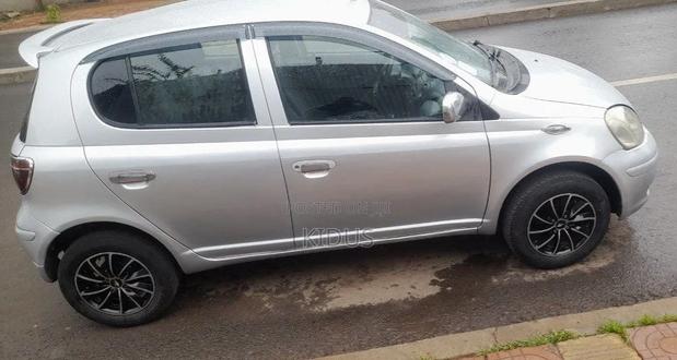 Toyota Vitz 2002 Silver