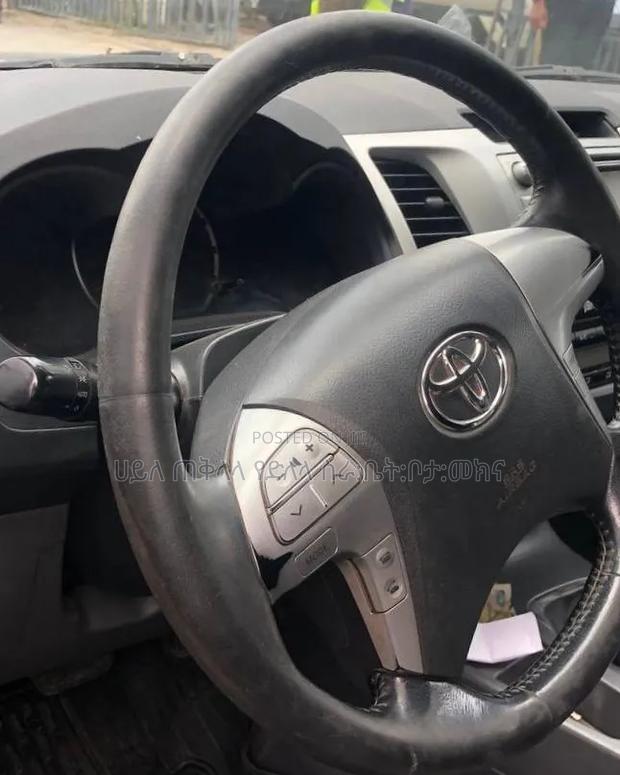 Toyota Hilux 2012 Blue