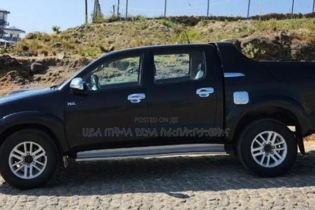 Toyota Hilux 2013 Black
