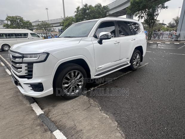 Toyota Land Cruiser LC300 2022 White