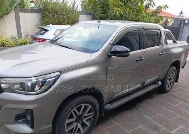 Toyota Hilux 2020 Gray