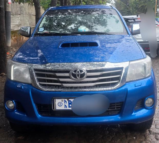 Toyota Hilux 2013 Blue