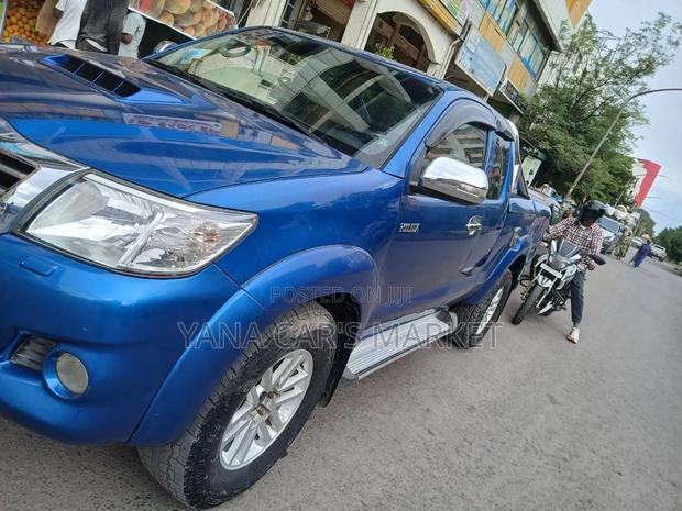 Toyota Hilux 2013 Blue
