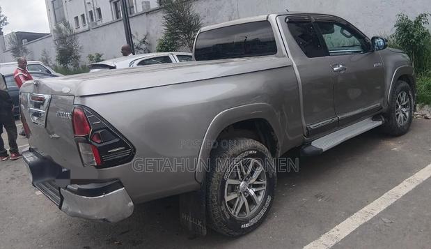Toyota Hilux 2020 Gold