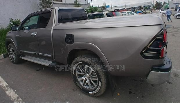 Toyota Hilux 2020 Gold