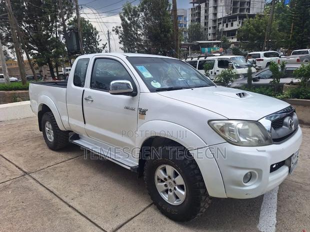 Toyota Hilux 2011 White