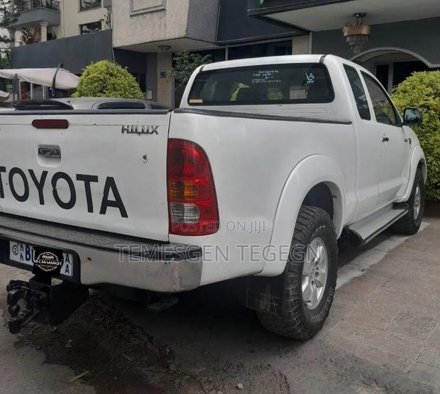 Toyota Hilux 2011 White