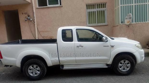 Toyota Hilux 2011 White