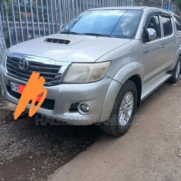 Toyota Hilux 2012 Silver