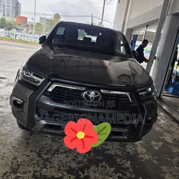 Toyota Hilux 2021 Gray