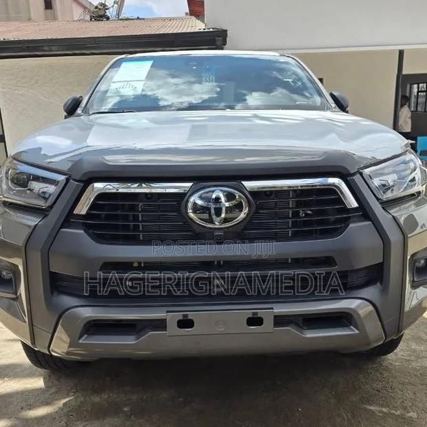 New Toyota Hilux 2025 Gray