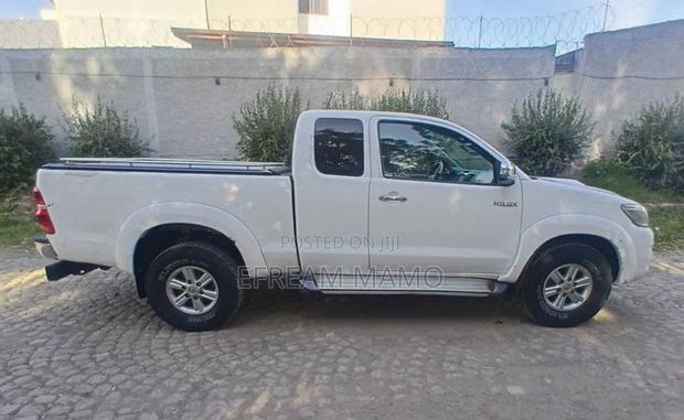 Toyota Hilux 2012 White