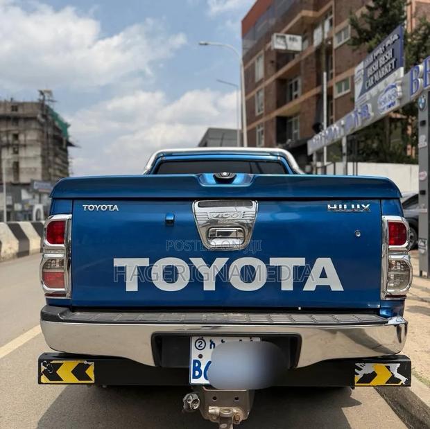 Toyota Hilux 2013 Blue