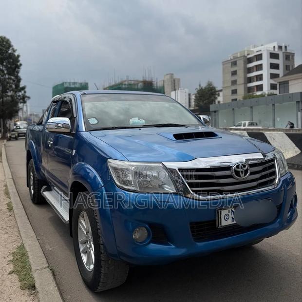 Toyota Hilux 2013 Blue