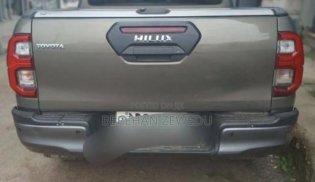 Toyota Hilux 2021 Gray