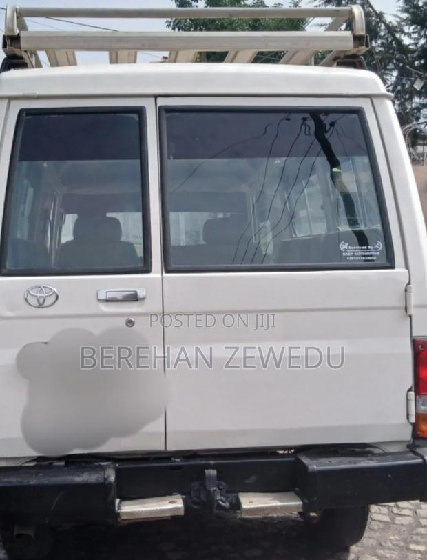 Toyota Land Cruiser 2005 White