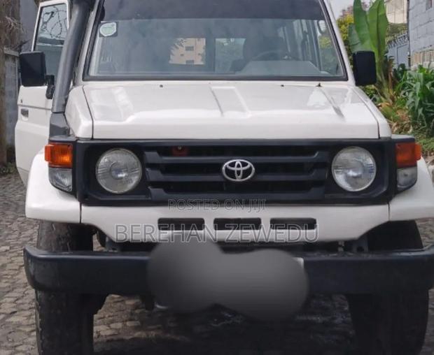 Toyota Land Cruiser 2005 White