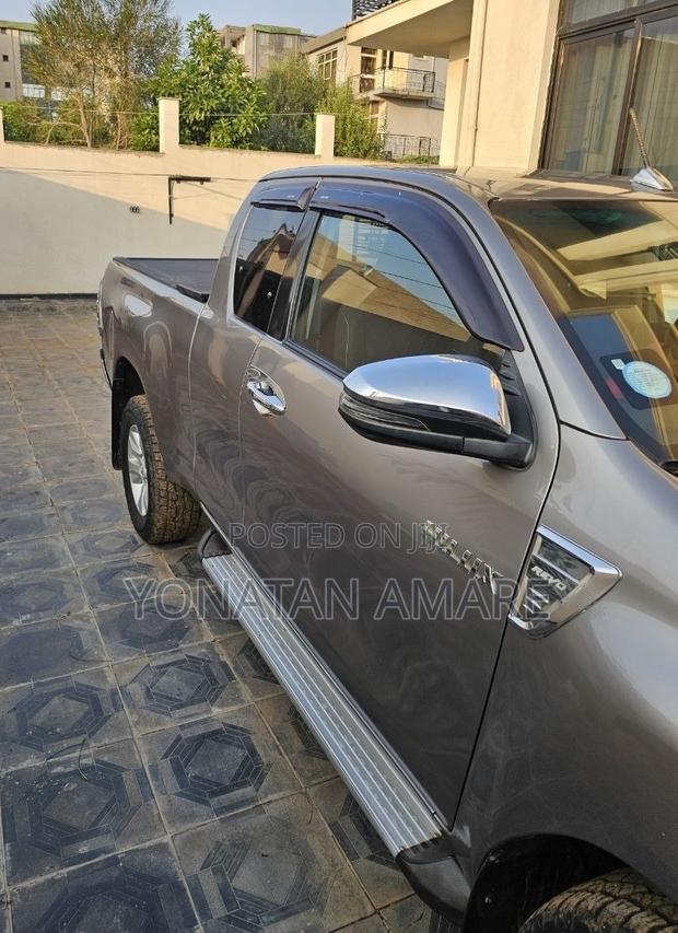Toyota Hilux 2020 Gold