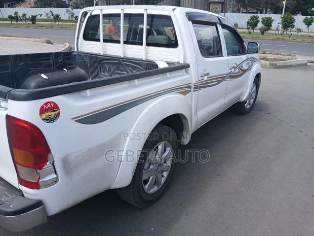 Toyota Hilux 2006 White