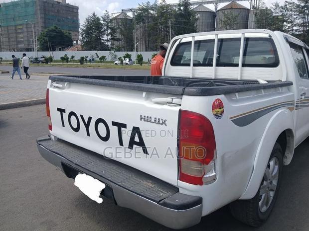 Toyota Hilux 2006 White