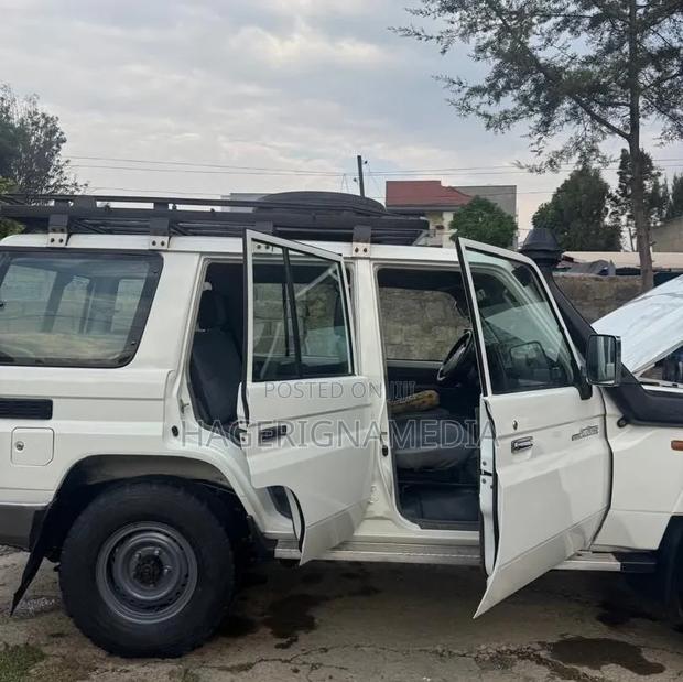 Toyota Land Cruiser 2016 White