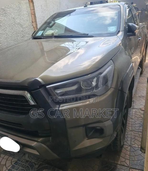 Toyota Hilux 2021 Brown
