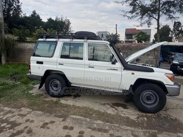 Toyota Land Cruiser 2016 White