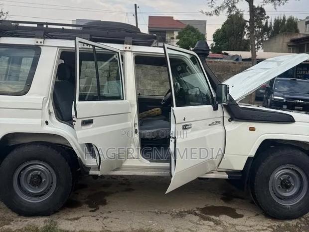 Toyota Land Cruiser 2016 White
