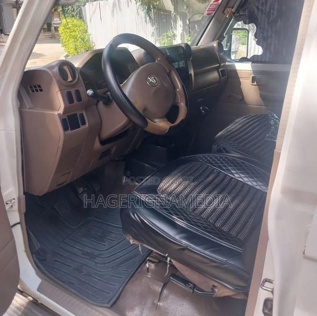 Toyota Land Cruiser 2010 White