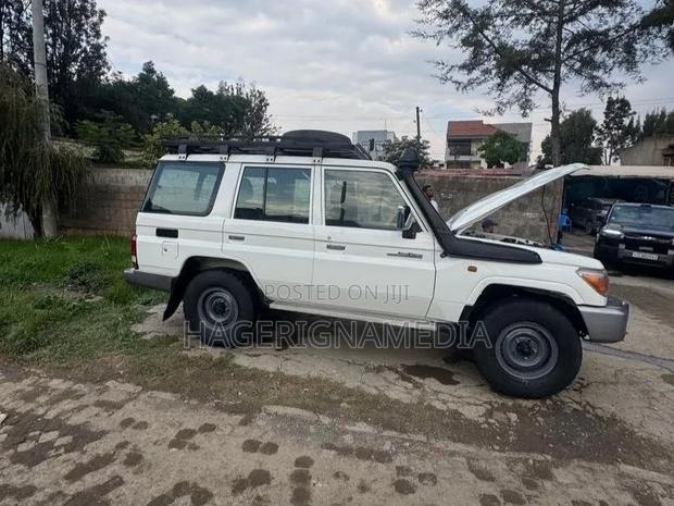Toyota Land Cruiser 2016 White