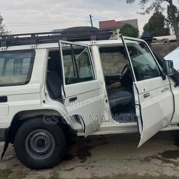 Toyota Land Cruiser 2016 White