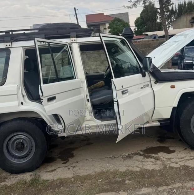 Toyota Land Cruiser 2016 White
