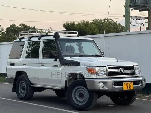 Toyota Land Cruiser 2012 White