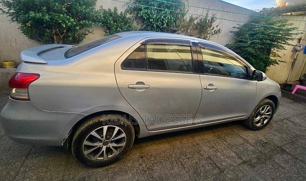 Toyota Yaris 2011 Silver