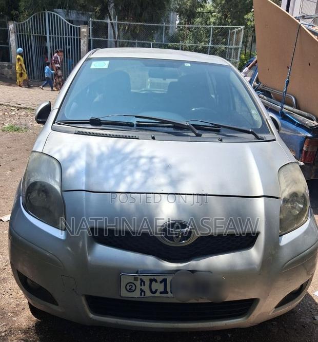 Toyota Yaris Base Hatchback 5dr 2010 Silver