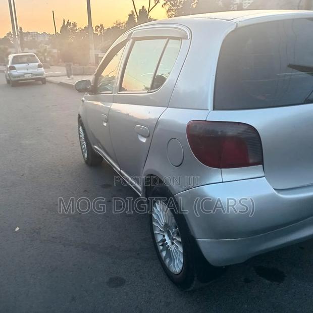 Toyota Vitz 1999 Silver