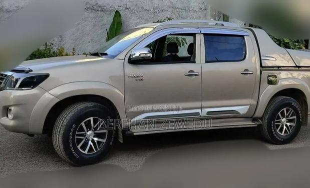 Toyota Hilux 2015 Gold