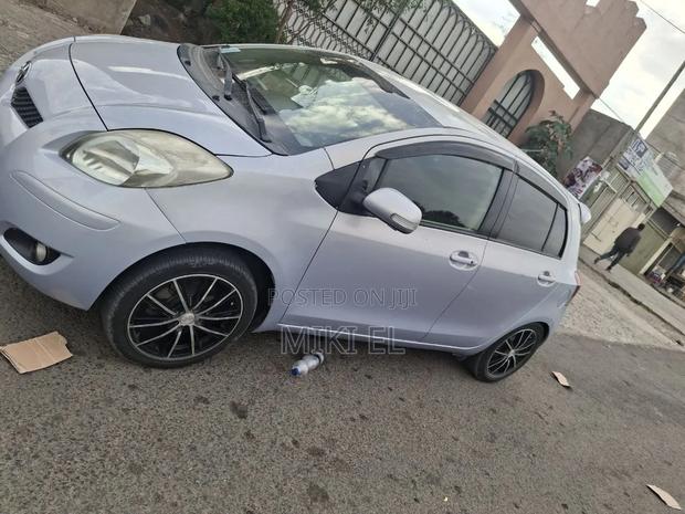 Toyota Yaris Base Hatchback 5dr 2010 Purple