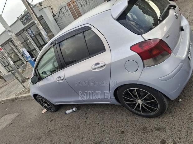Toyota Yaris Base Hatchback 5dr 2010 Purple
