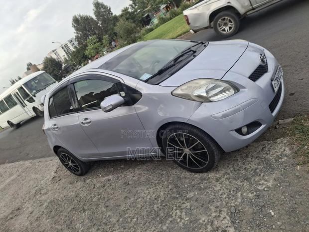 Toyota Yaris Base Hatchback 5dr 2010 Purple